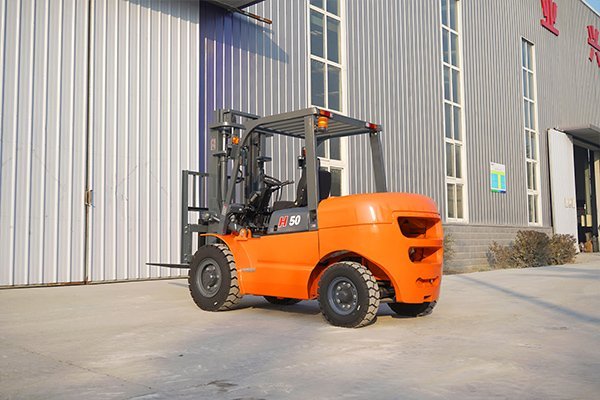 HW5T Diesel Forklift - Image 3