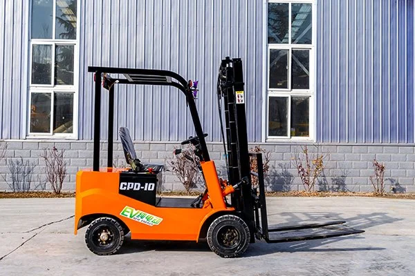 HW1T electric forklift lifting pallet.